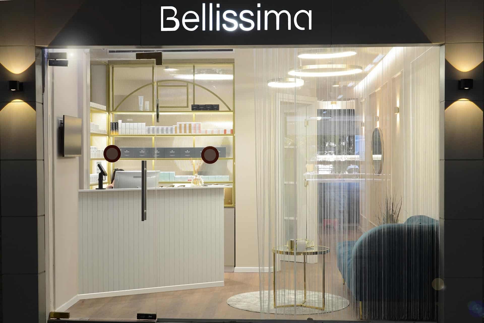 חזית מכון היופי Bellisima בירושלים — שלט מואר, דלת זכוכית ודלפק קבלה לבן מוארך
